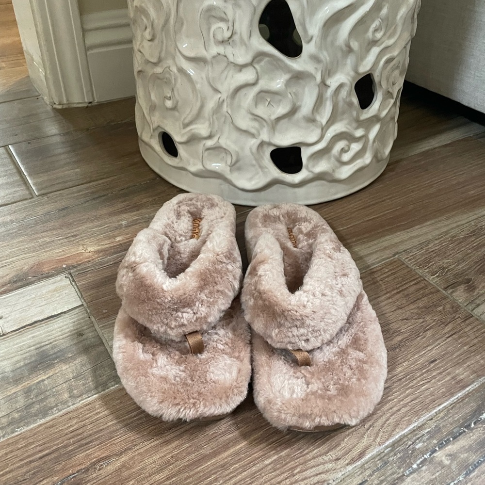 OluKai Kīpe'a Heu Fuzzy Slipper Sandals
